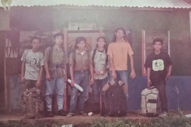 Gambar 7. Angkatan Pendiri di depan Sekretariat Mahatva pertama, persiapan menuju ekspedisi kecil