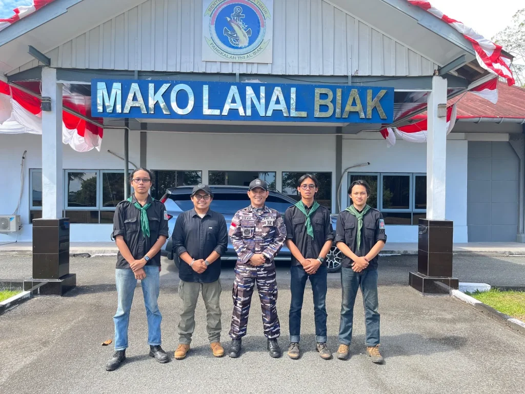 berfoto di lanal biak