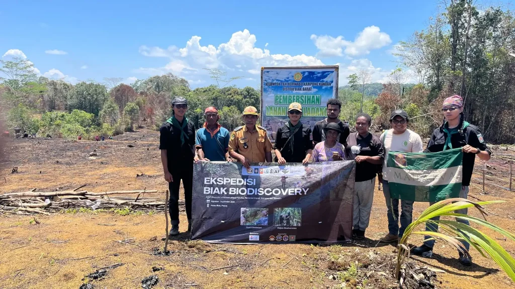 ekspedisi biak mahatva berfoto bersama warga wardo kanaan